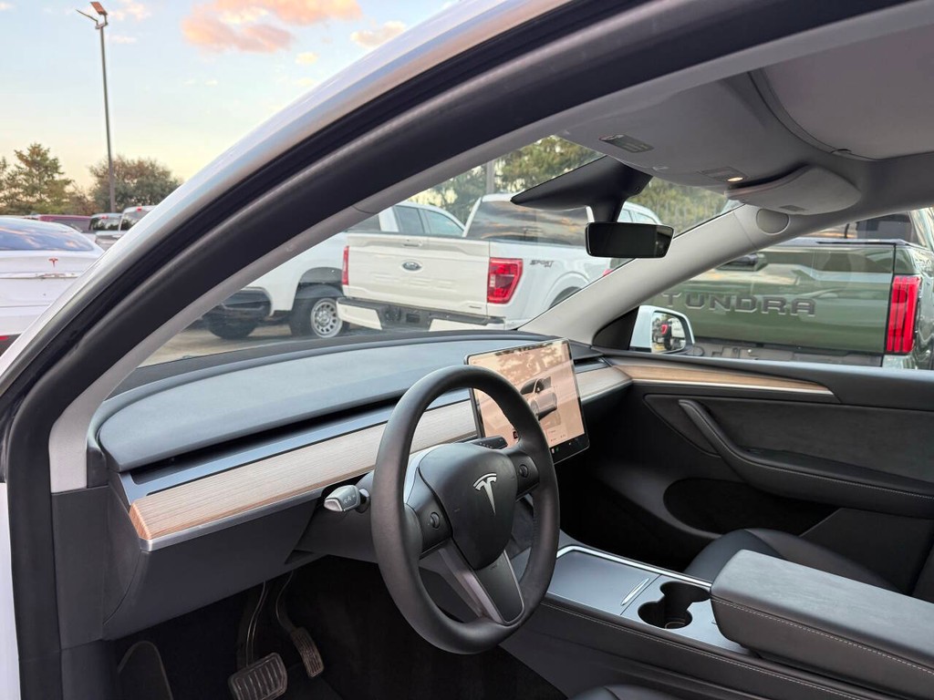 Tesla Model Y Vehicle Full-screen Gallery Image 06