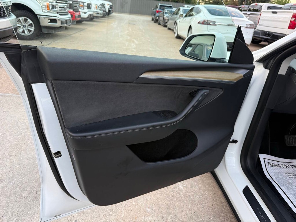 Tesla Model Y Vehicle Full-screen Gallery Image 08