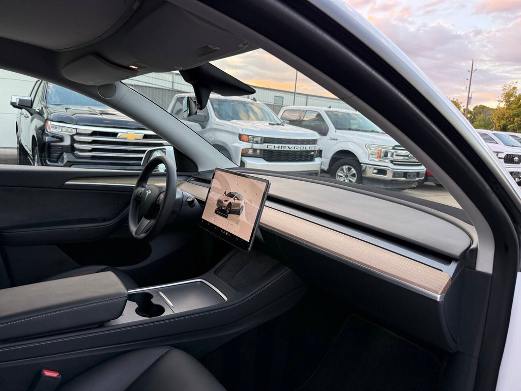 Tesla Model Y Vehicle Full-screen Gallery Image 09