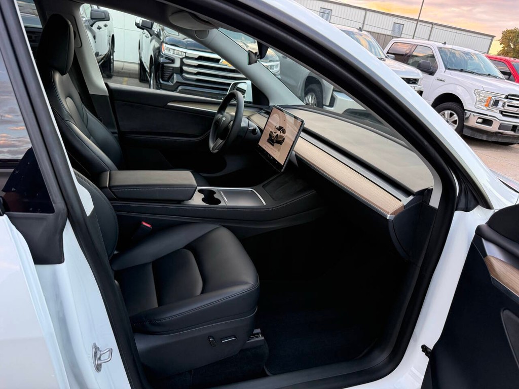Tesla Model Y Vehicle Full-screen Gallery Image 10