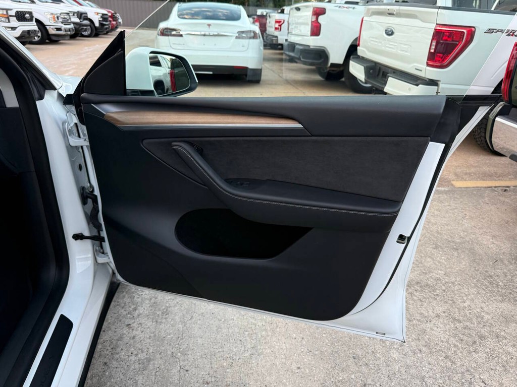 Tesla Model Y Vehicle Full-screen Gallery Image 11