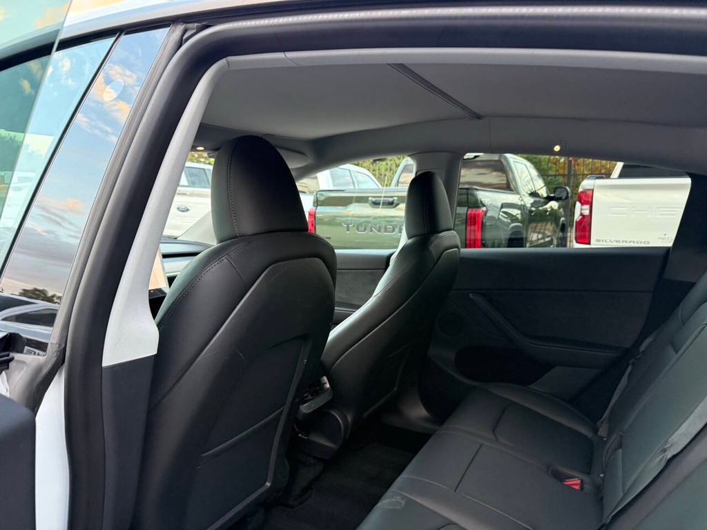 Tesla Model Y Vehicle Full-screen Gallery Image 12