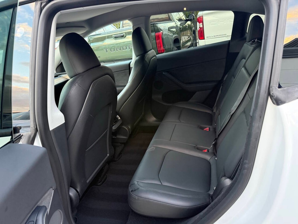 Tesla Model Y Vehicle Full-screen Gallery Image 13