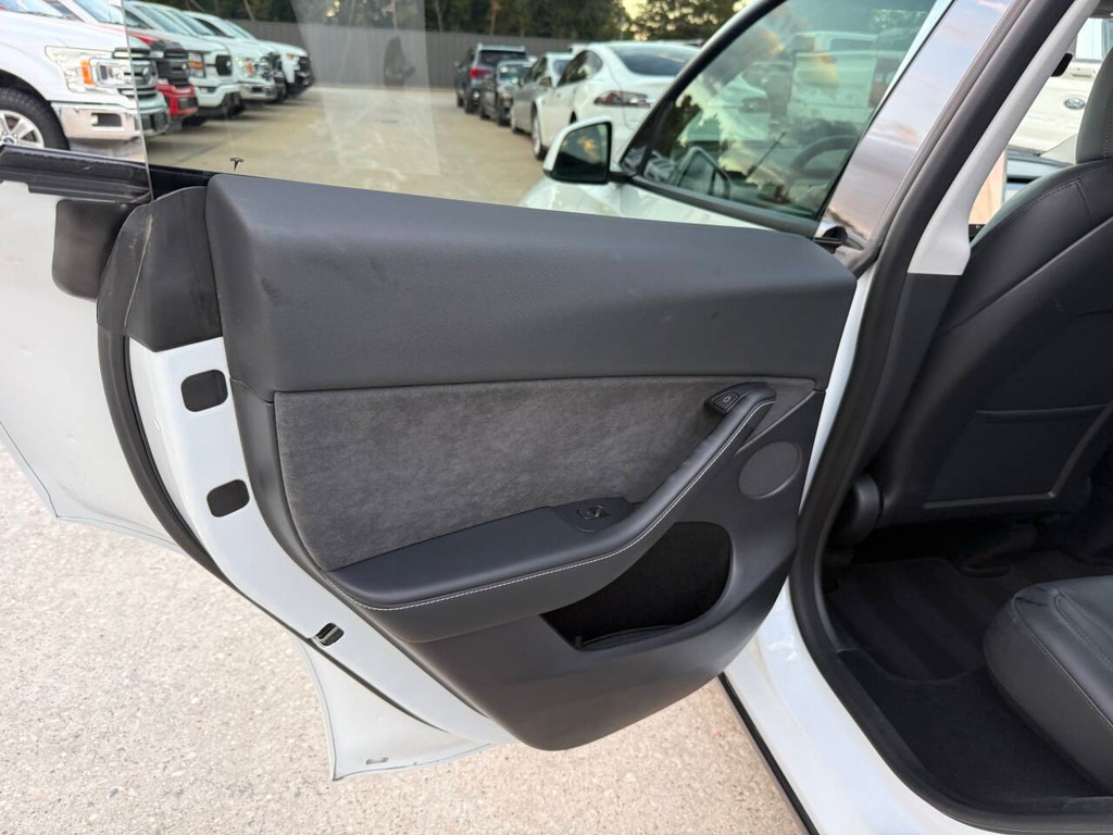 Tesla Model Y Vehicle Full-screen Gallery Image 14