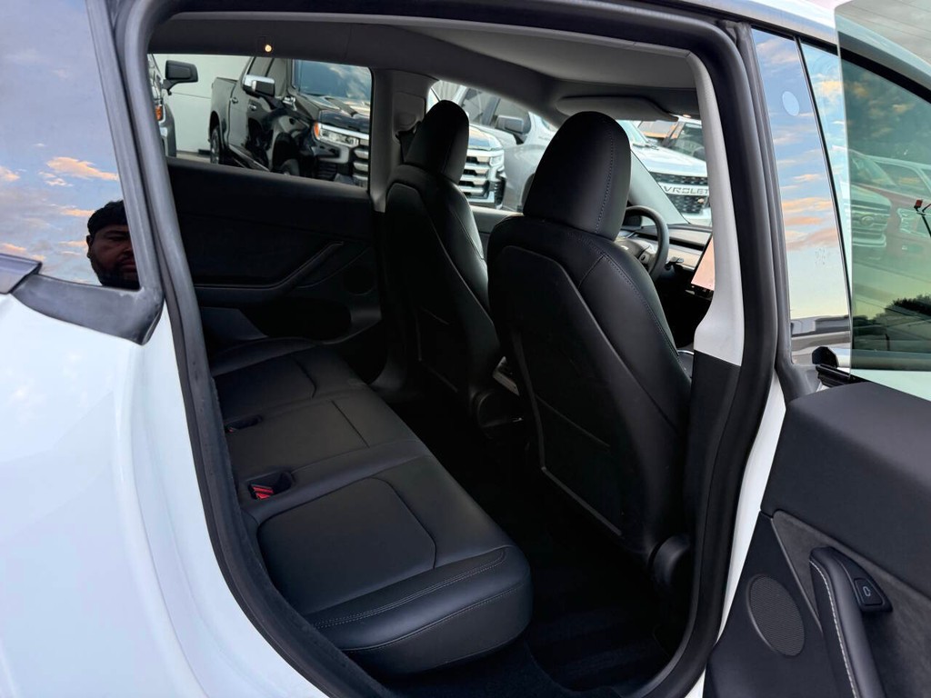 Tesla Model Y Vehicle Full-screen Gallery Image 15