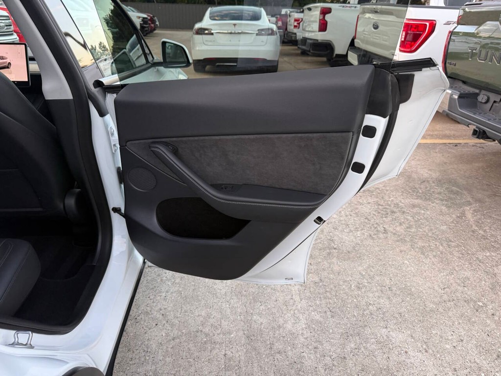 Tesla Model Y Vehicle Full-screen Gallery Image 16