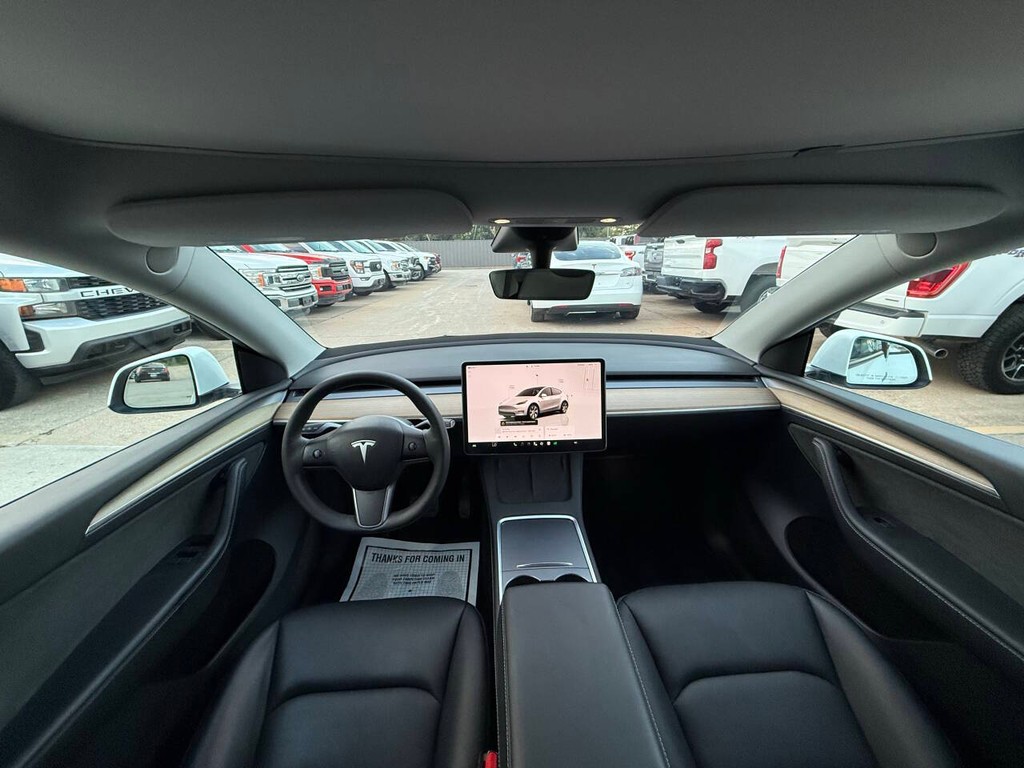 Tesla Model Y Vehicle Full-screen Gallery Image 18