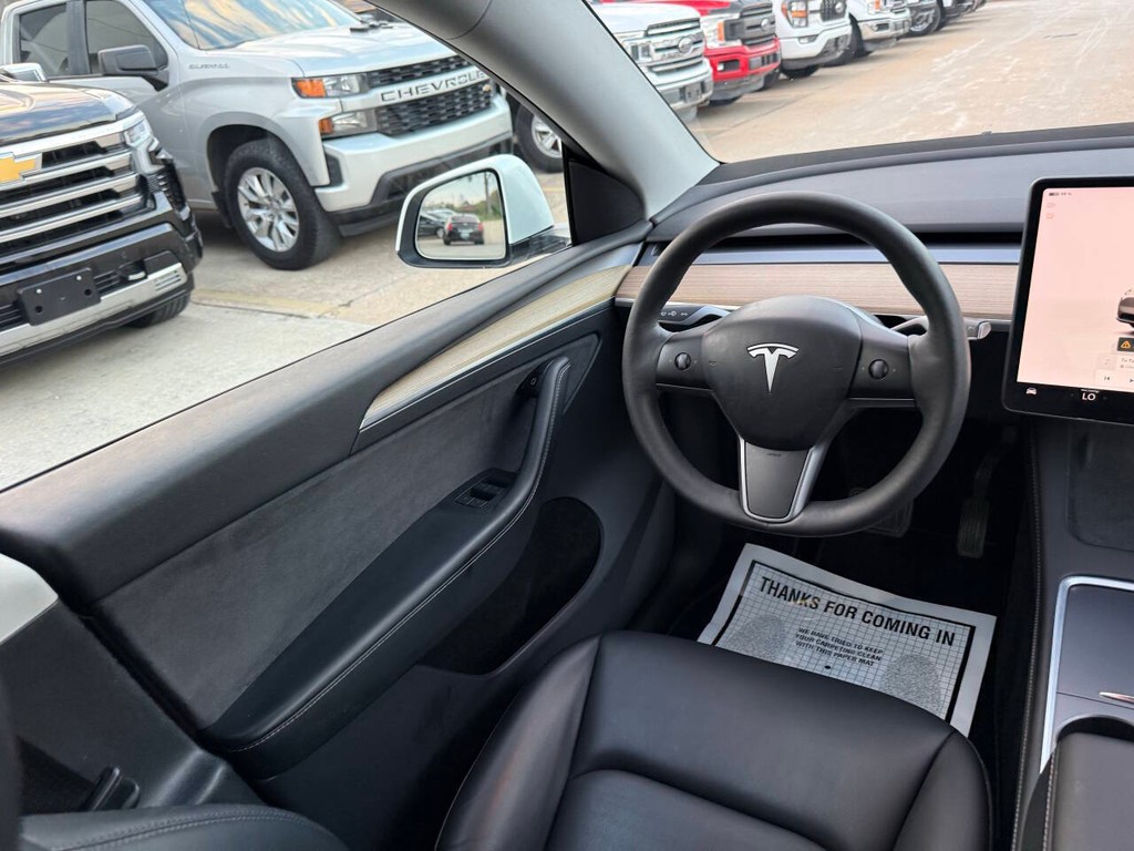 Tesla Model Y Vehicle Full-screen Gallery Image 19