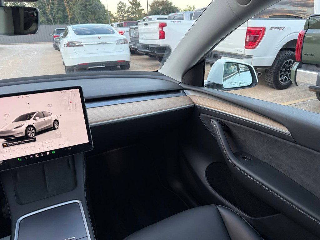 Tesla Model Y Vehicle Full-screen Gallery Image 20