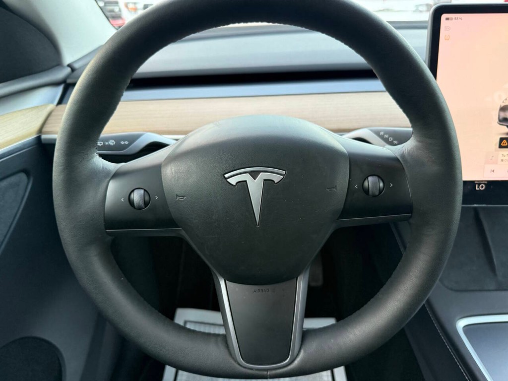 Tesla Model Y Vehicle Full-screen Gallery Image 23