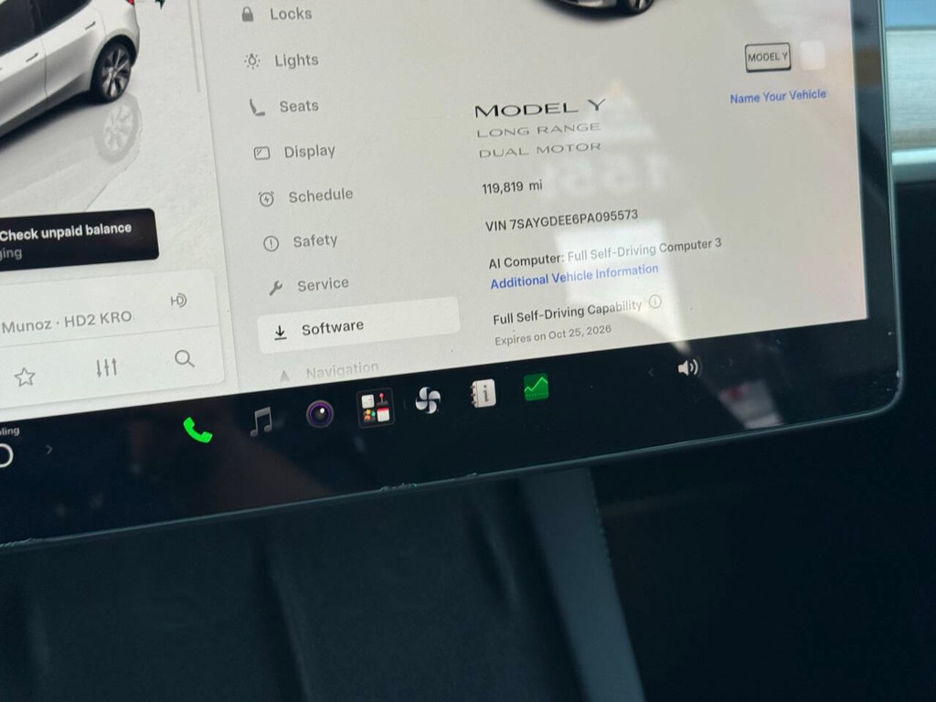Tesla Model Y Vehicle Full-screen Gallery Image 29
