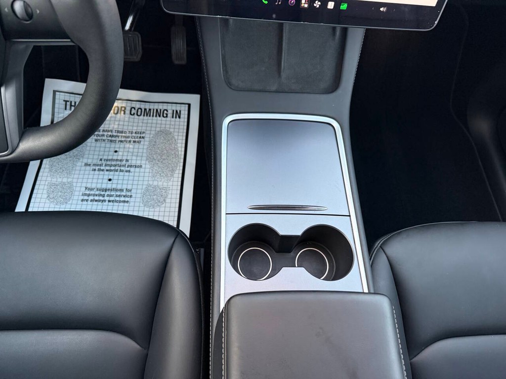 Tesla Model Y Vehicle Full-screen Gallery Image 30