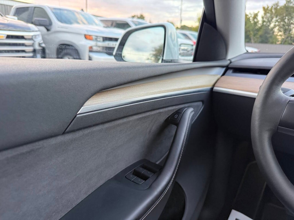 Tesla Model Y Vehicle Full-screen Gallery Image 31