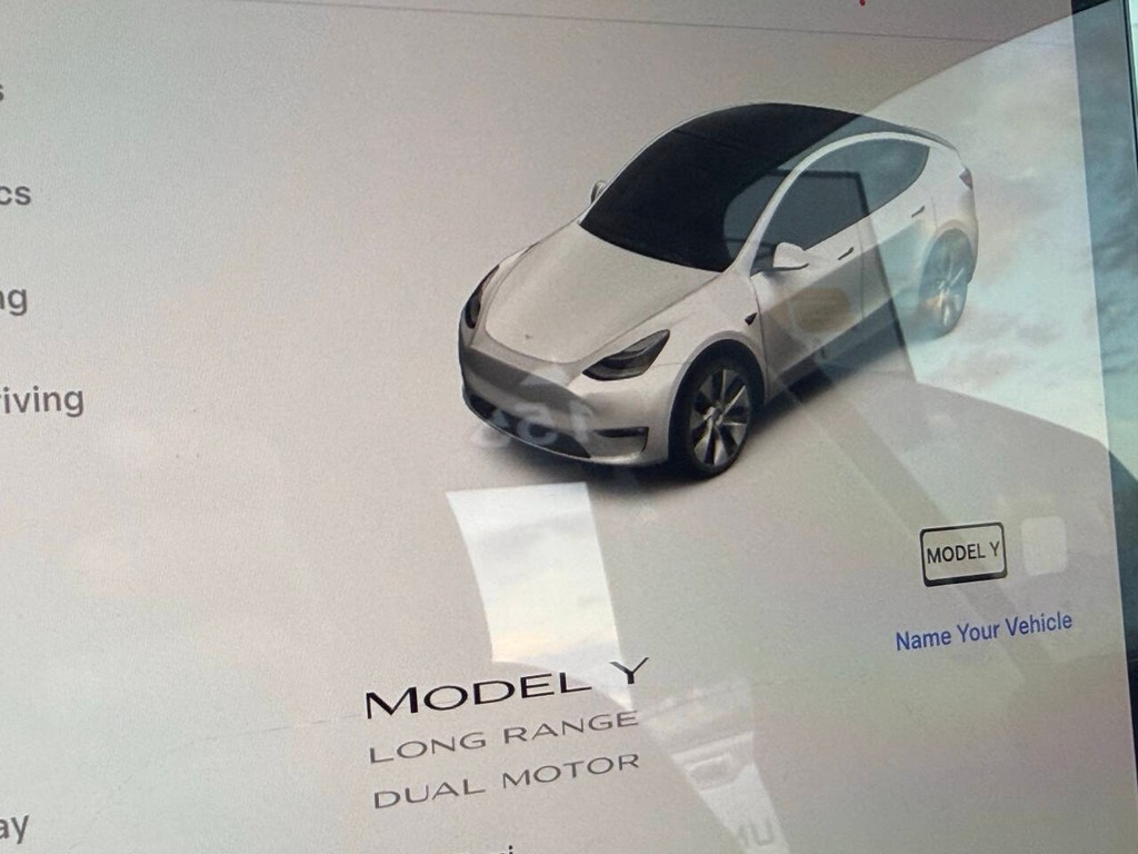 Tesla Model Y Vehicle Full-screen Gallery Image 32