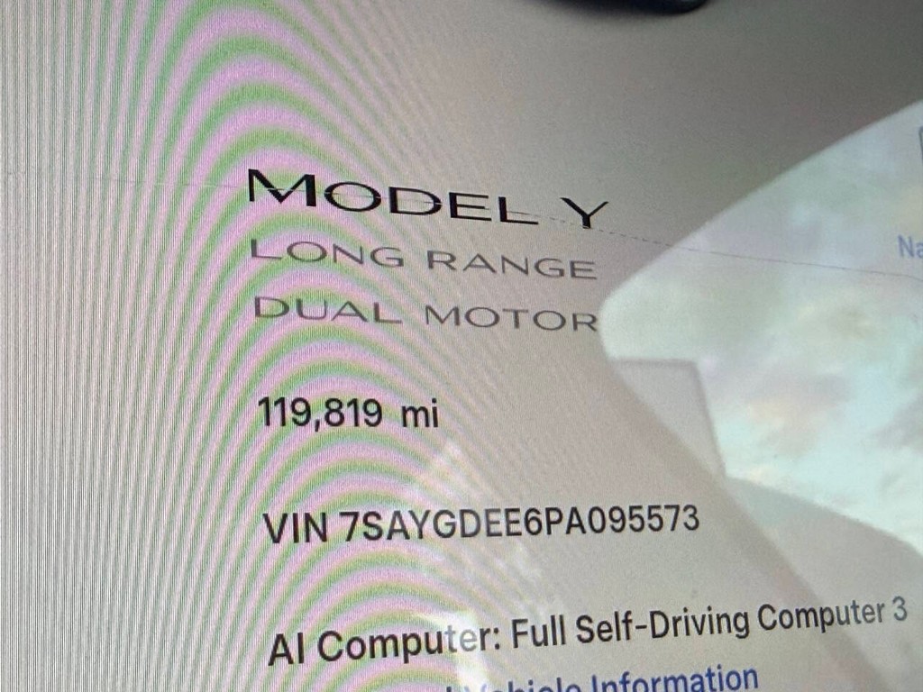 Tesla Model Y Vehicle Full-screen Gallery Image 34