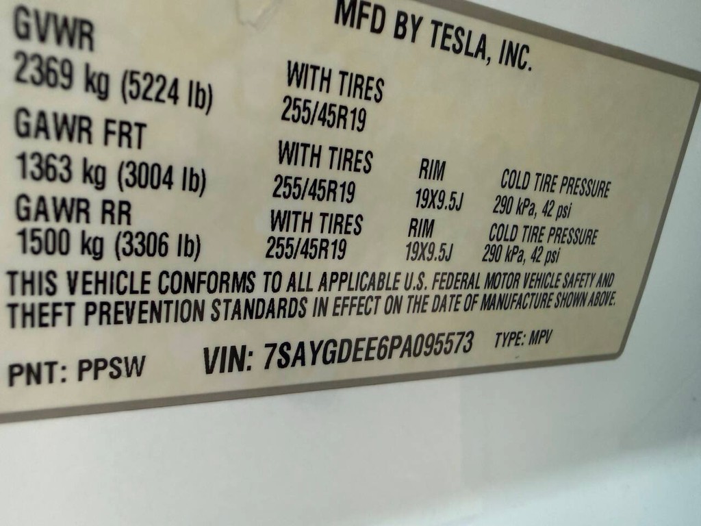 Tesla Model Y Vehicle Full-screen Gallery Image 35
