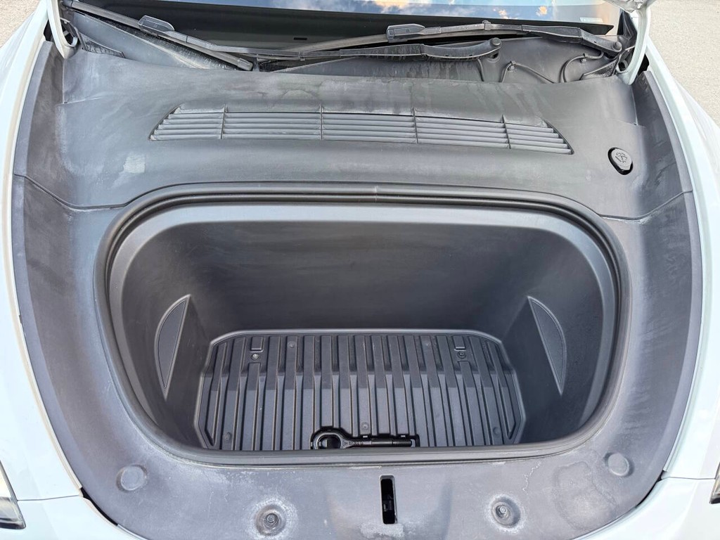 Tesla Model Y Vehicle Full-screen Gallery Image 36