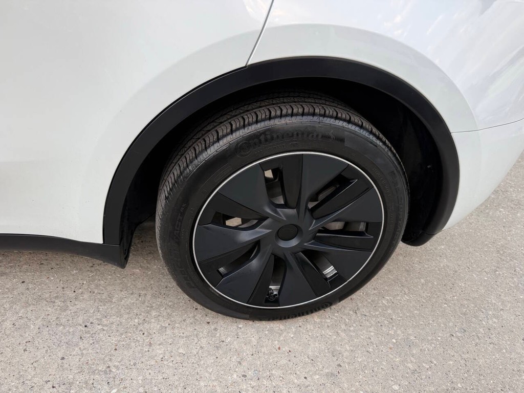 Tesla Model Y Vehicle Full-screen Gallery Image 37