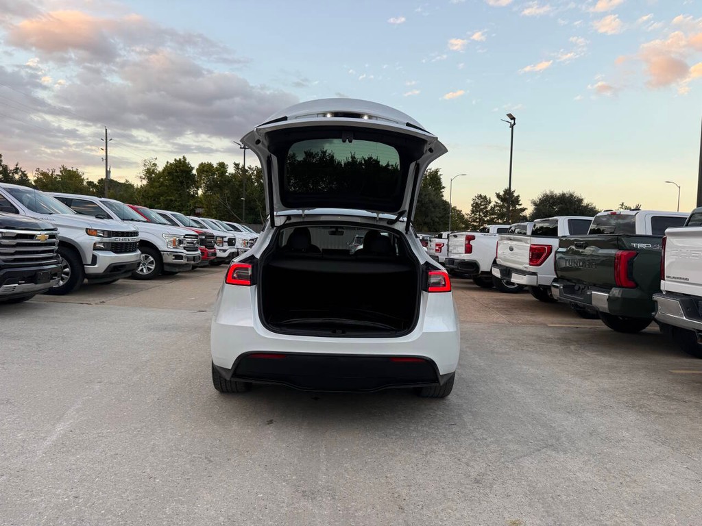 Tesla Model Y Vehicle Full-screen Gallery Image 38