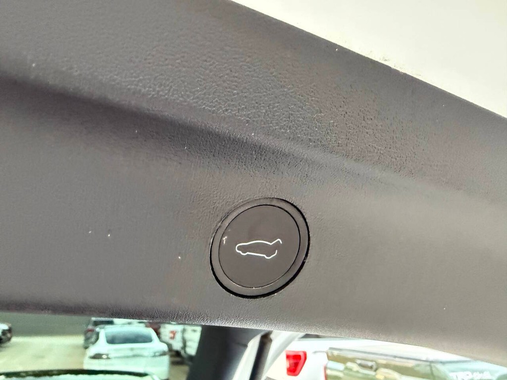Tesla Model Y Vehicle Full-screen Gallery Image 39