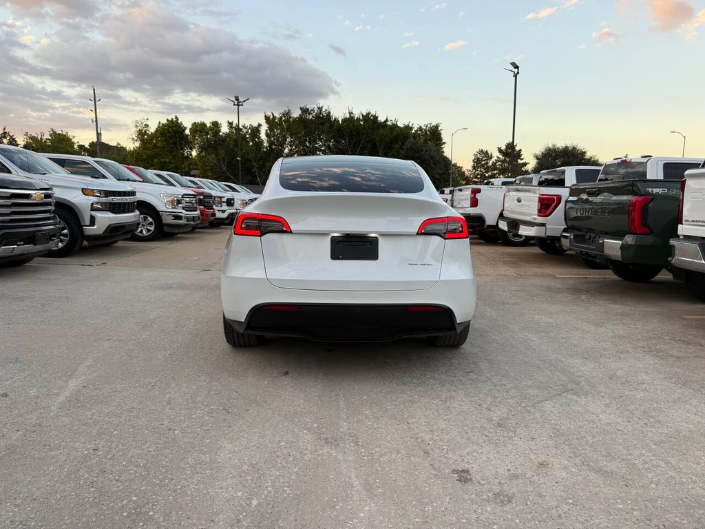Tesla Model Y Vehicle Full-screen Gallery Image 40
