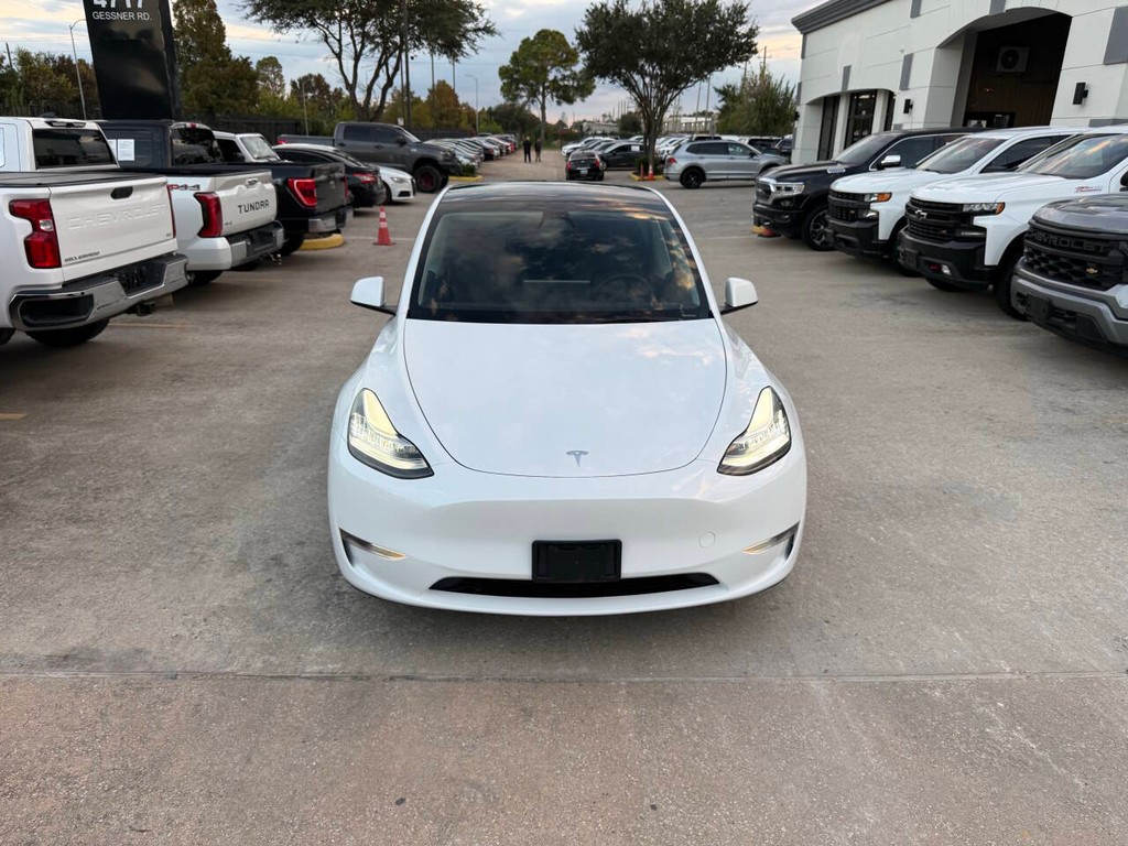 Tesla Model Y Vehicle Full-screen Gallery Image 41