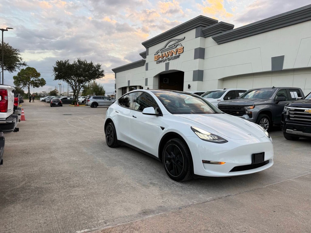 Tesla Model Y Vehicle Full-screen Gallery Image 43