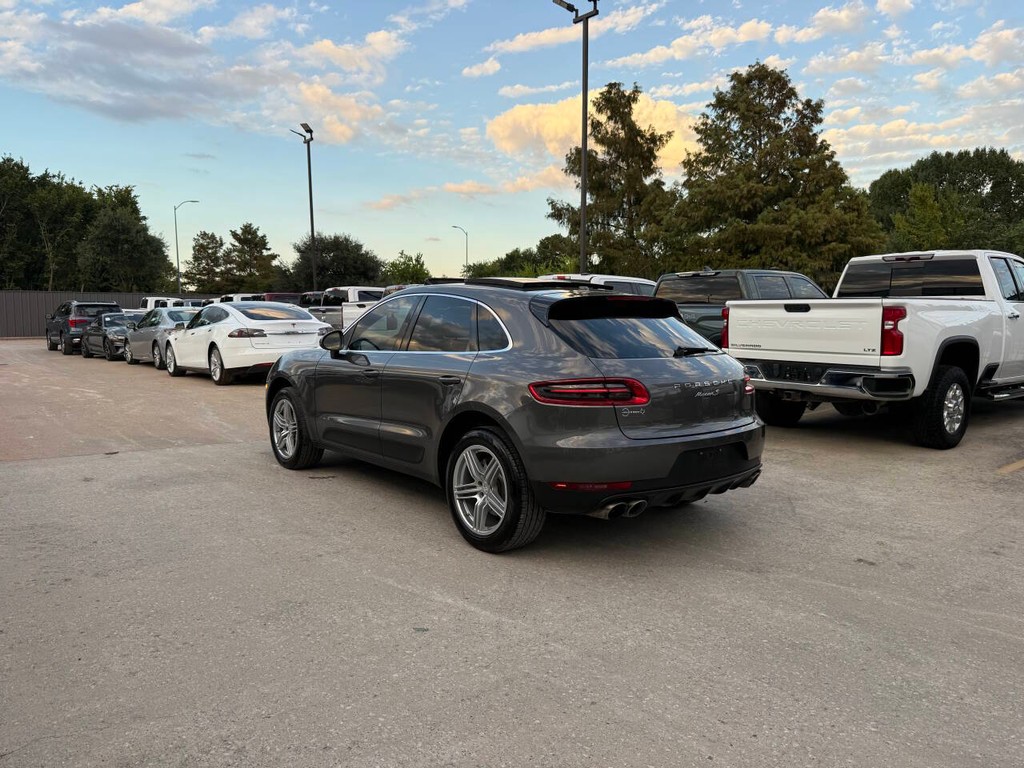 Porsche Macan Vehicle Full-screen Gallery Image 04