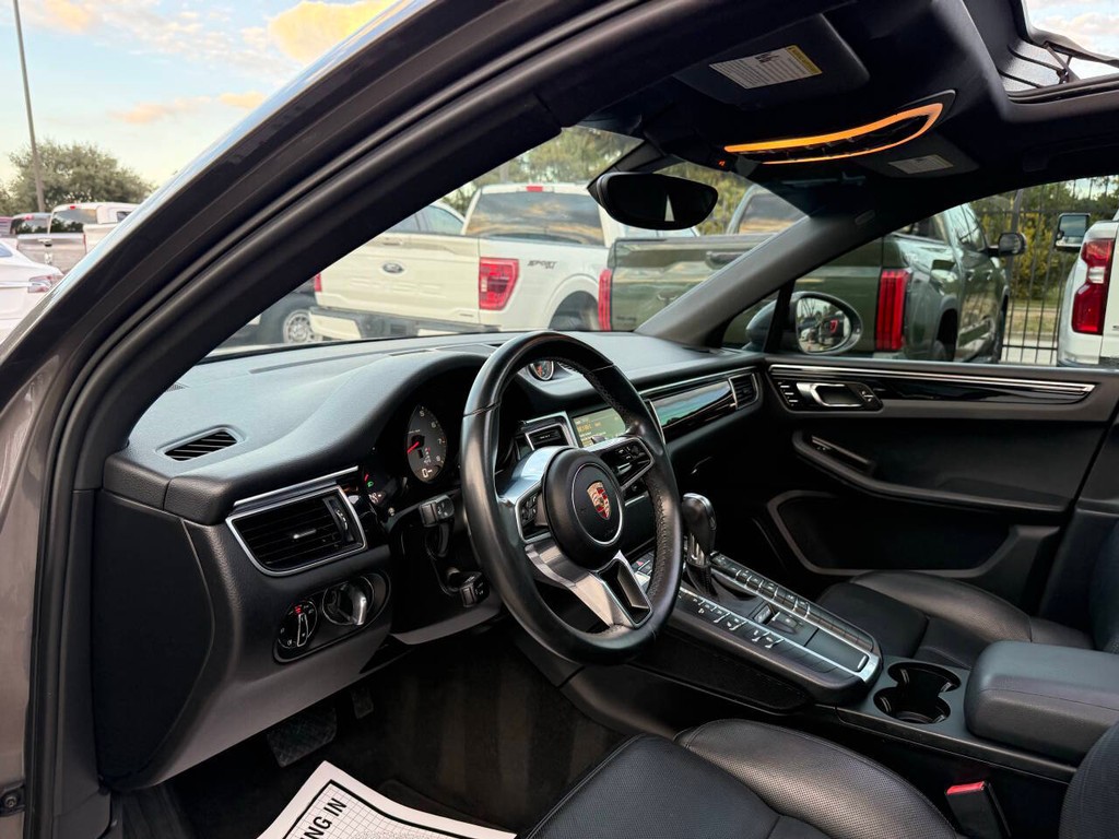 Porsche Macan Vehicle Full-screen Gallery Image 06