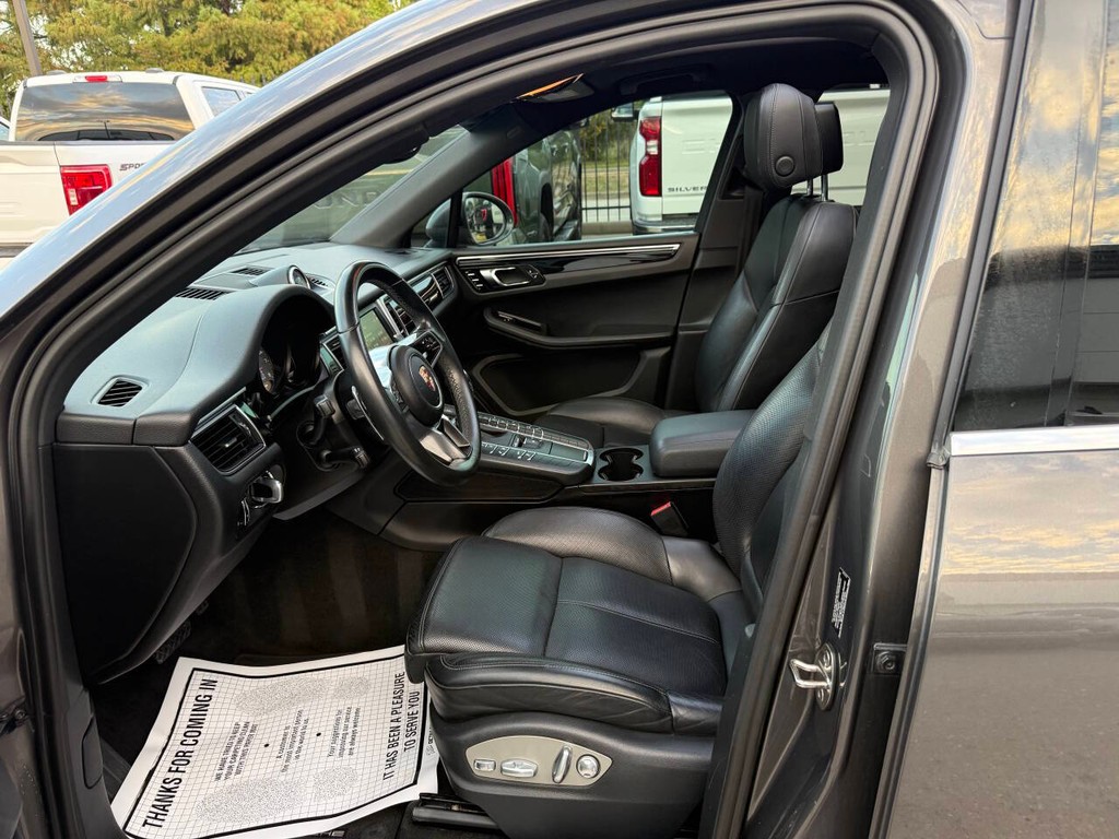 Porsche Macan Vehicle Full-screen Gallery Image 07