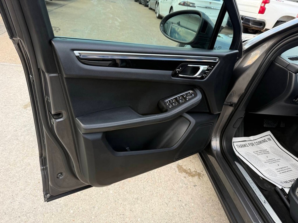 Porsche Macan Vehicle Full-screen Gallery Image 08