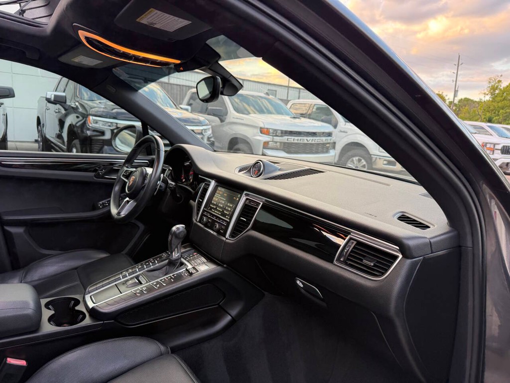 Porsche Macan Vehicle Full-screen Gallery Image 09
