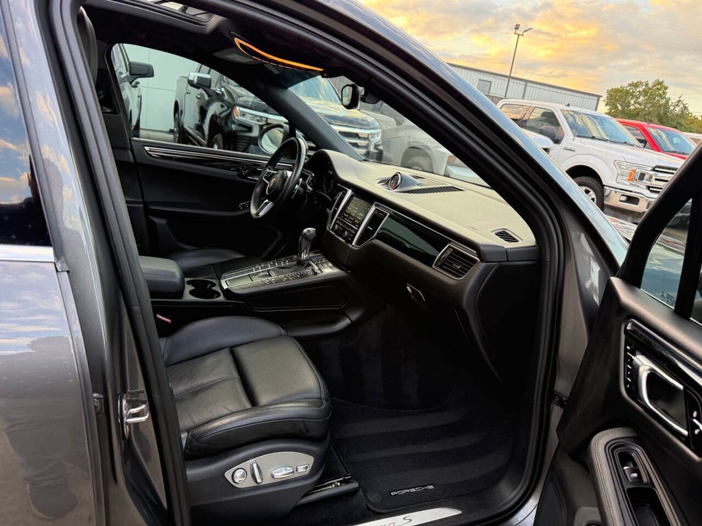 Porsche Macan Vehicle Full-screen Gallery Image 10