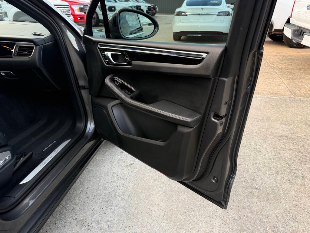 Porsche Macan Vehicle Full-screen Gallery Image 11