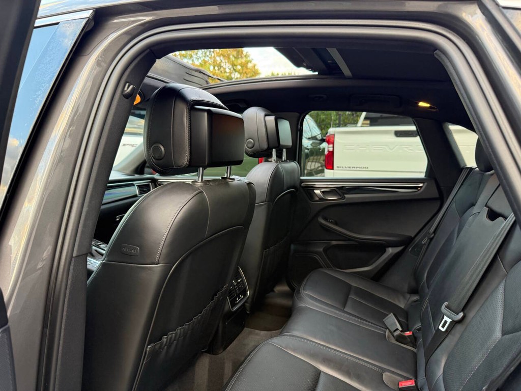 Porsche Macan Vehicle Full-screen Gallery Image 12