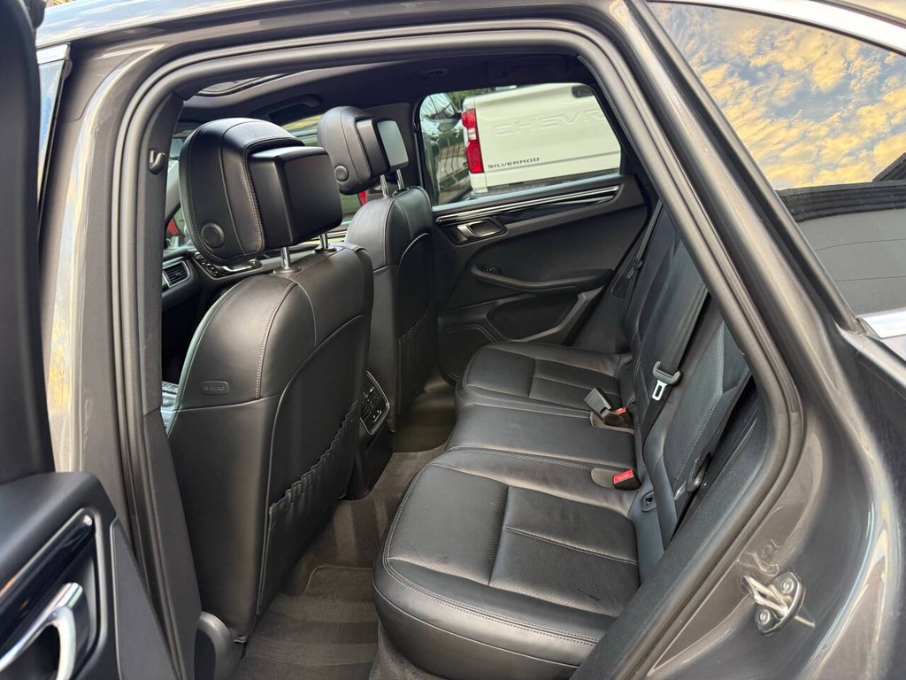 Porsche Macan Vehicle Full-screen Gallery Image 13