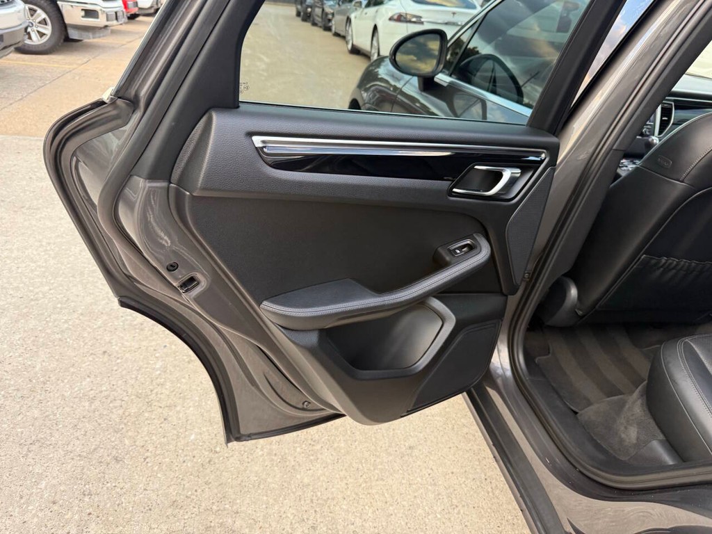 Porsche Macan Vehicle Full-screen Gallery Image 14