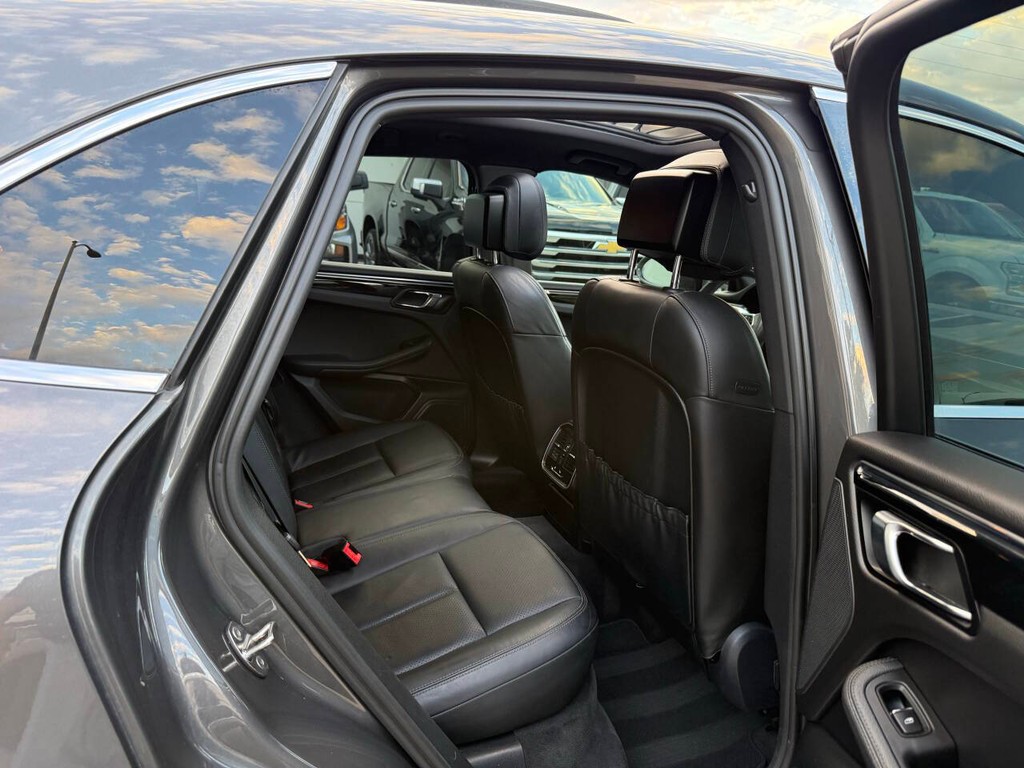 Porsche Macan Vehicle Full-screen Gallery Image 15