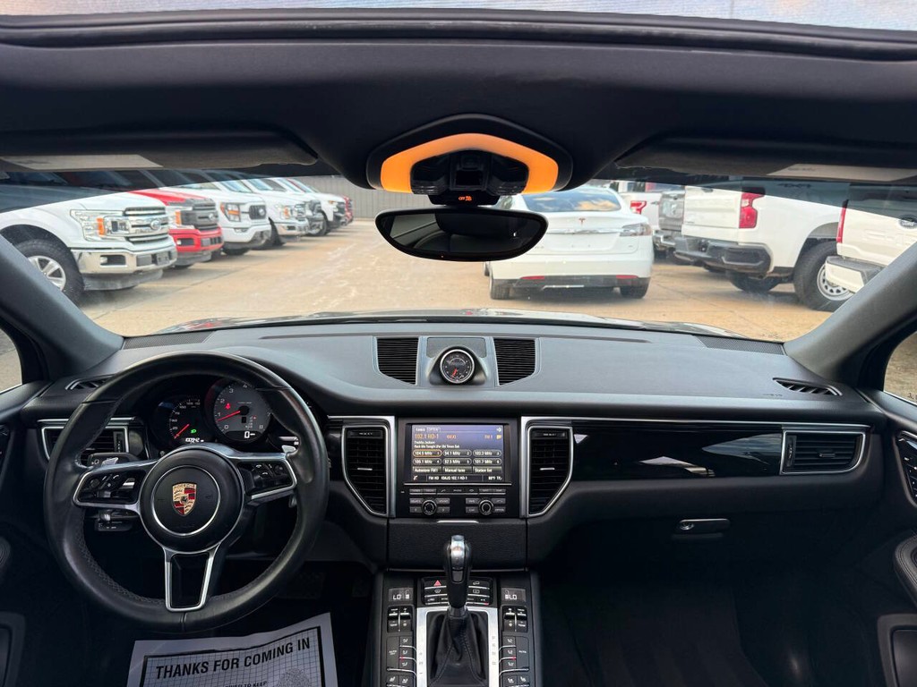 Porsche Macan Vehicle Full-screen Gallery Image 17