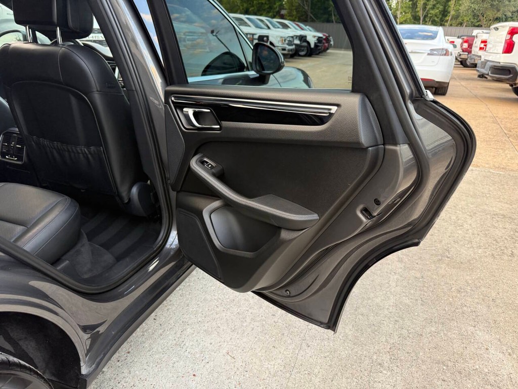 Porsche Macan Vehicle Full-screen Gallery Image 18