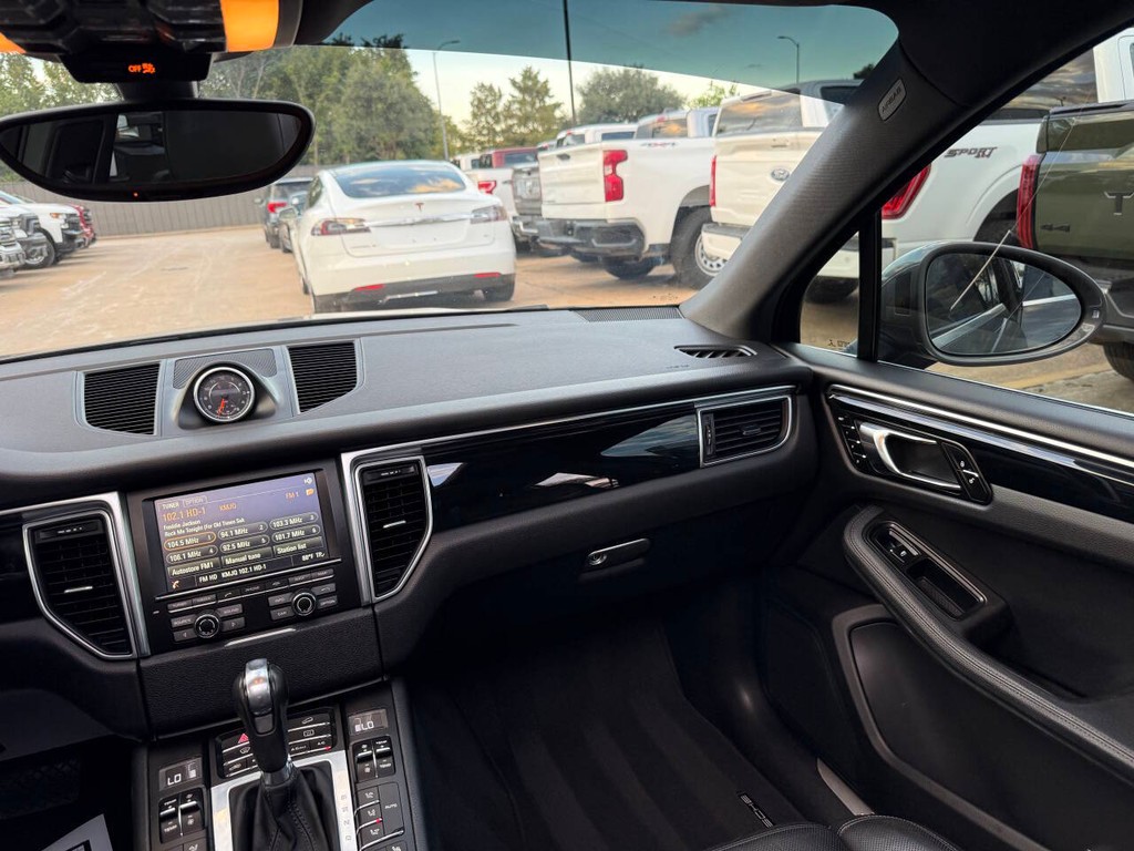 Porsche Macan Vehicle Full-screen Gallery Image 23
