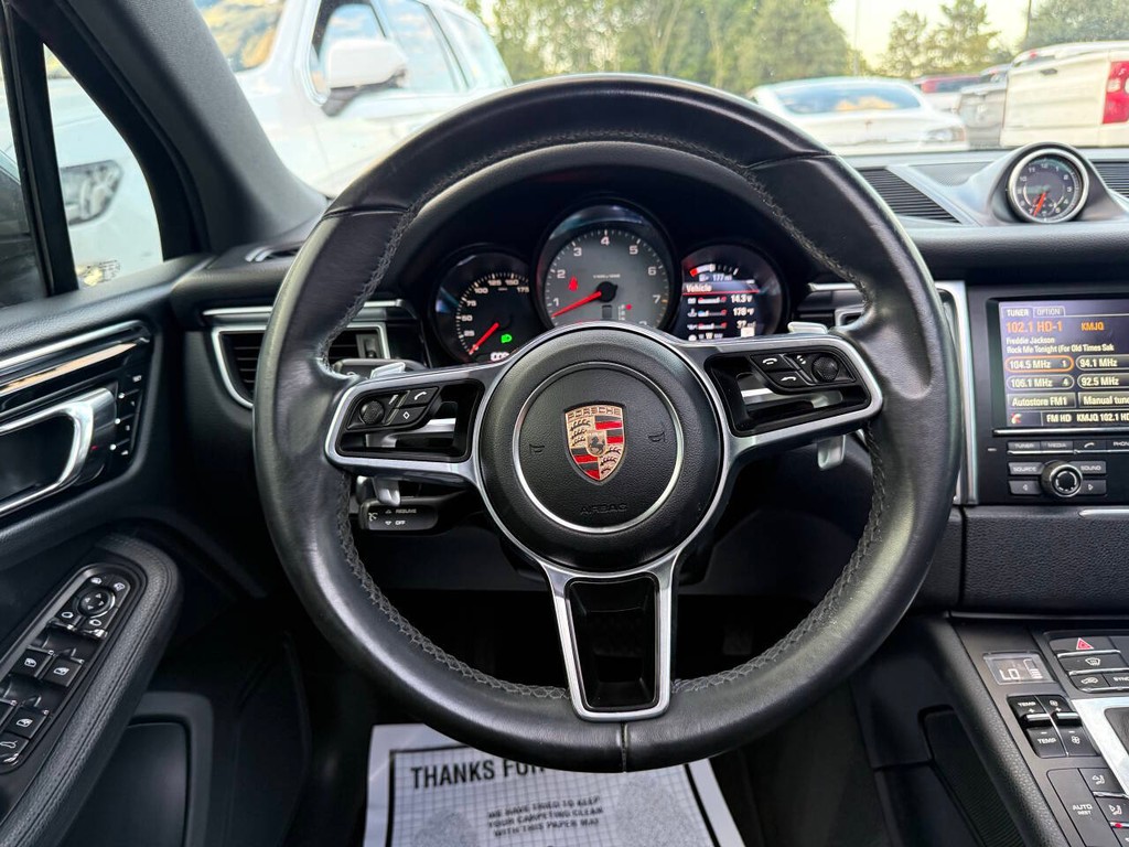 Porsche Macan Vehicle Full-screen Gallery Image 25