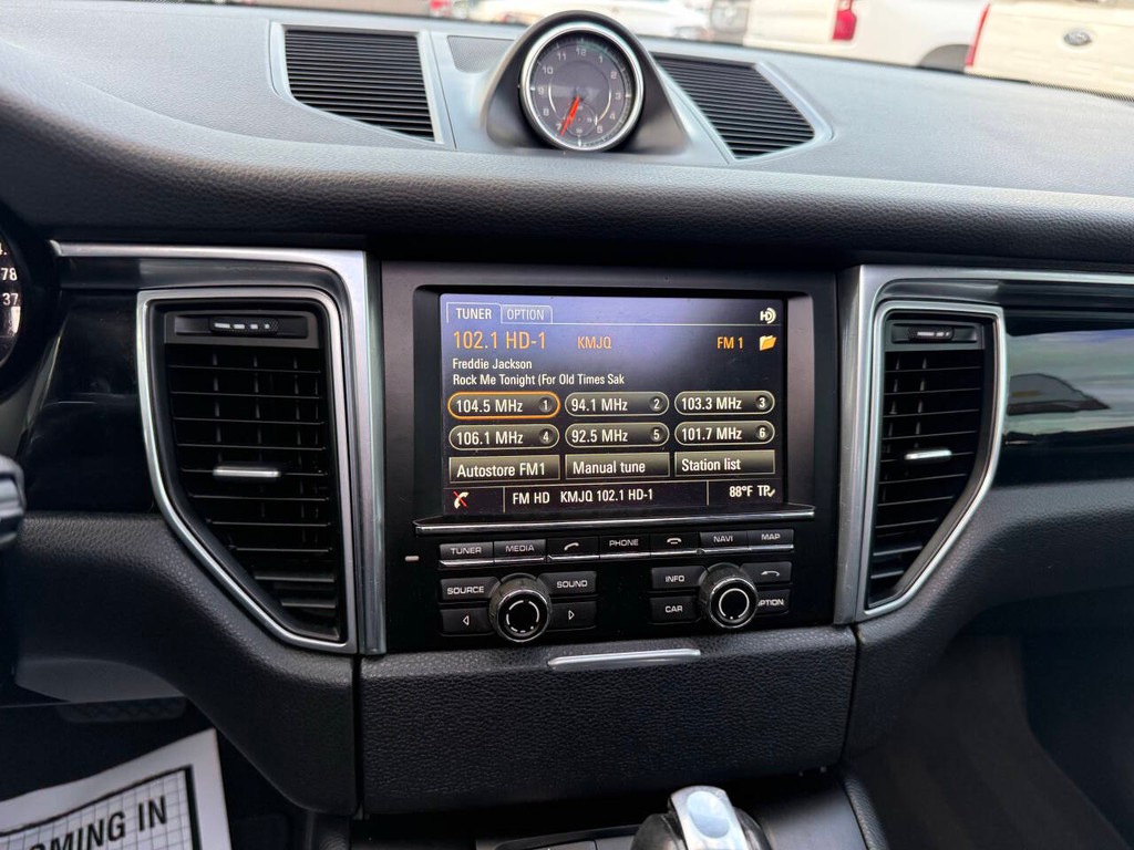 Porsche Macan Vehicle Full-screen Gallery Image 27