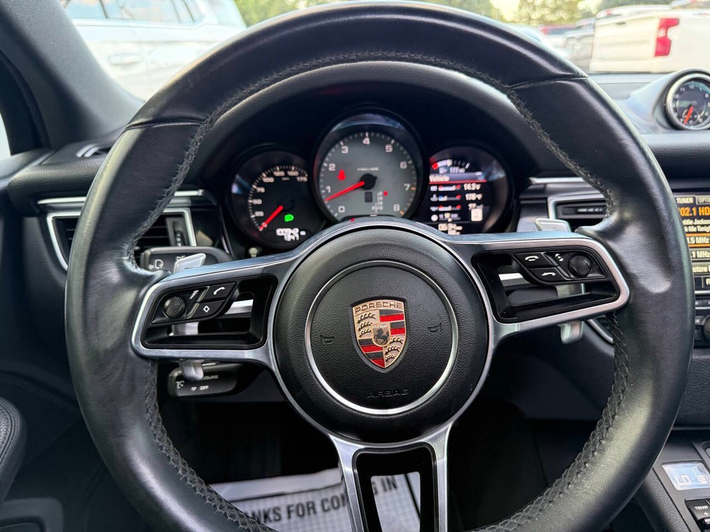 Porsche Macan Vehicle Full-screen Gallery Image 28