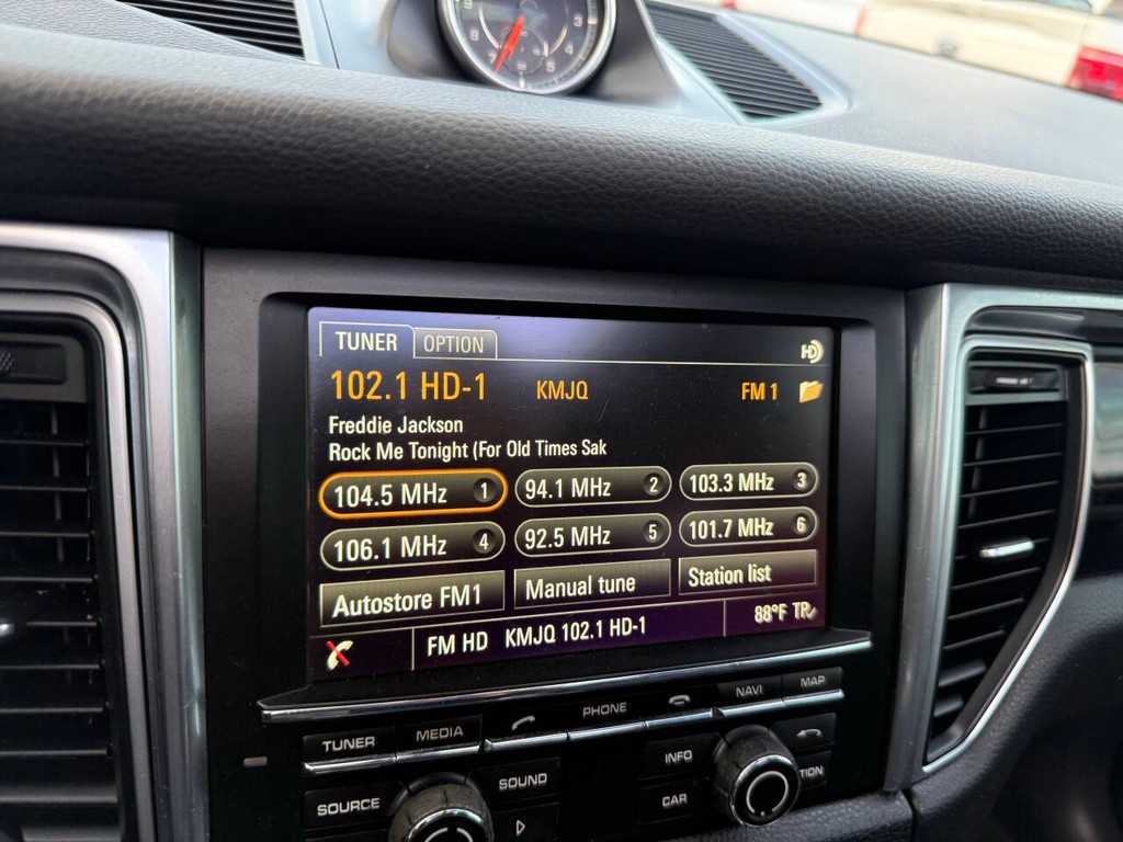Porsche Macan Vehicle Full-screen Gallery Image 30