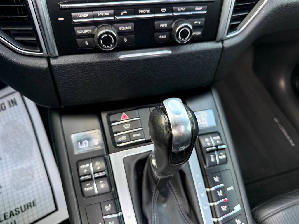 Porsche Macan Vehicle Full-screen Gallery Image 33