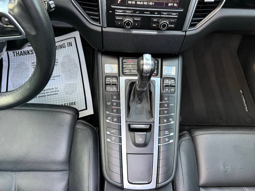 Porsche Macan Vehicle Full-screen Gallery Image 34
