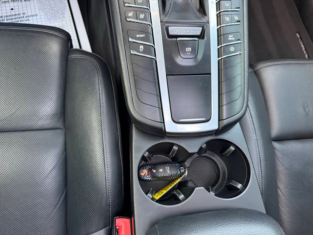Porsche Macan Vehicle Full-screen Gallery Image 35
