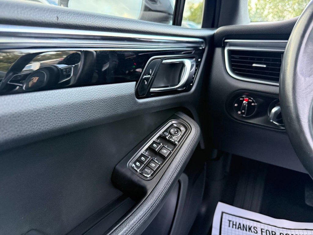 Porsche Macan Vehicle Full-screen Gallery Image 36