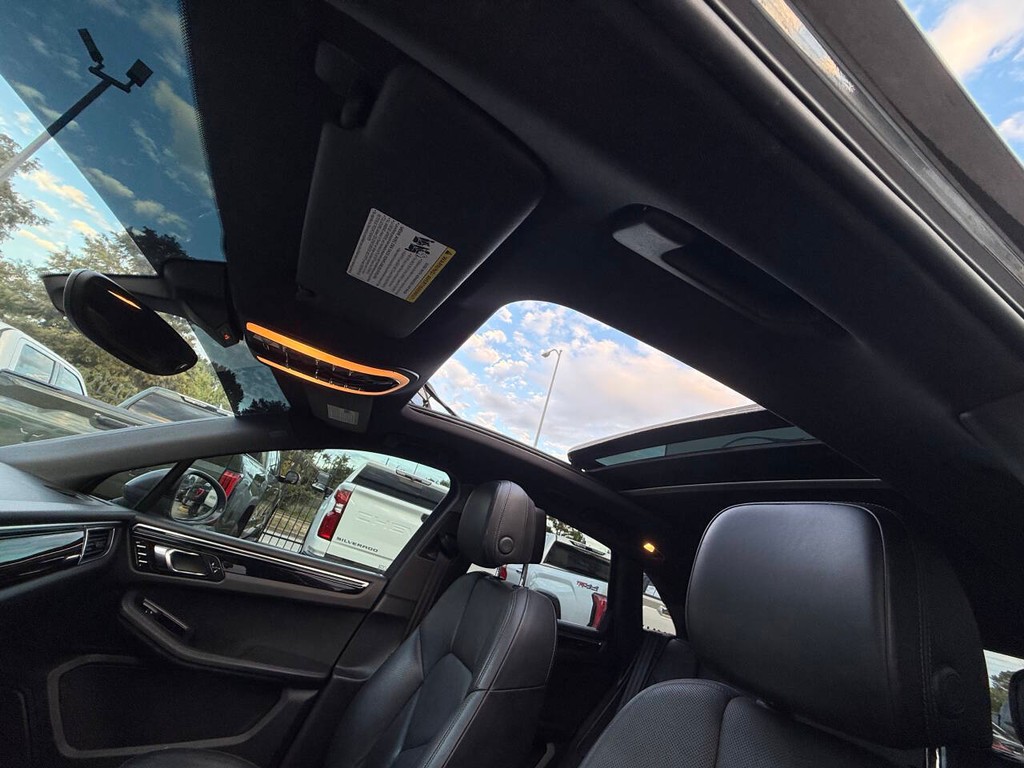 Porsche Macan Vehicle Full-screen Gallery Image 37